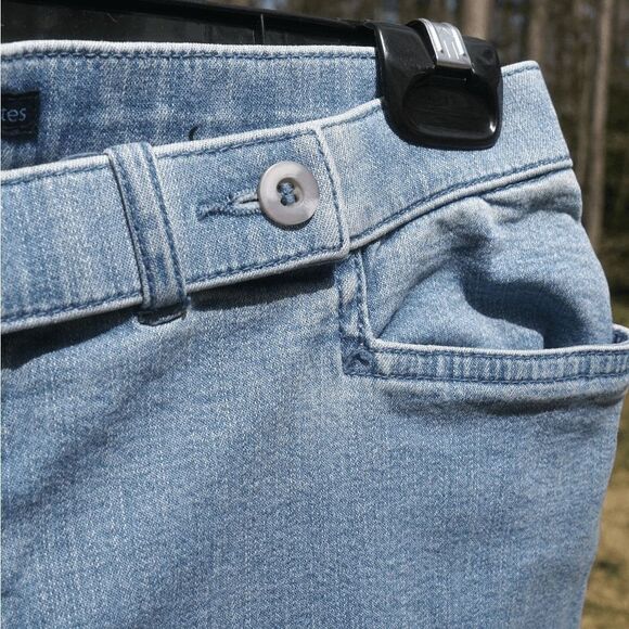 Westbound Petites Cotton Light Wash Capris - Picture 3 of 5